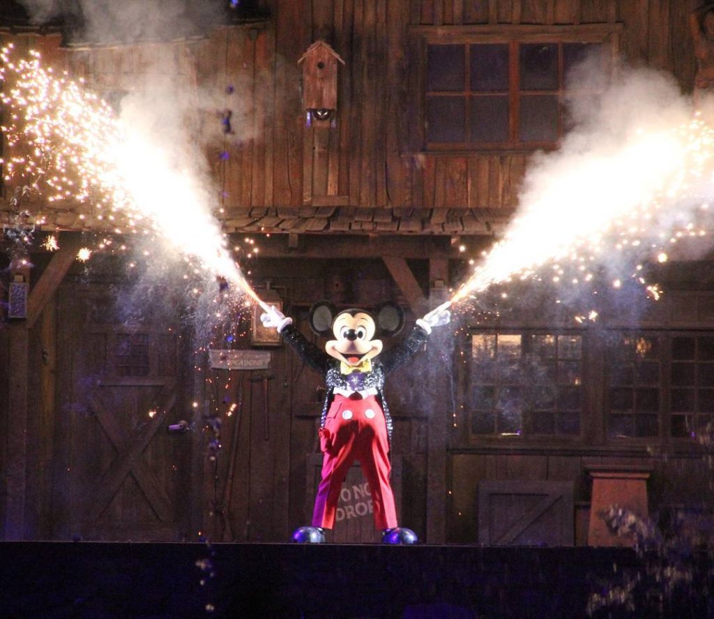 Firework Friday! Mickey for sure knows how to start the weekend. We can't wait for Fantasmic to come back!