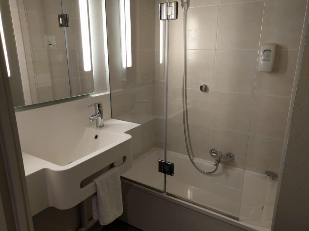 DLP Hotel B&B Bathroom with DemiTub