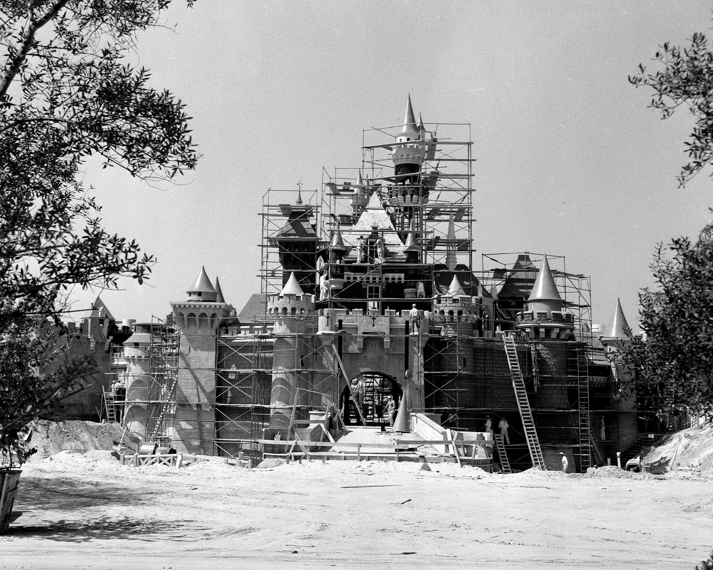Первый диснейленд. Парк Уолт Дисней 1955. Диснейленд Калифорния 1955. Парк Disneyland 1954. Диснейленд Лос Анджелес 1955.
