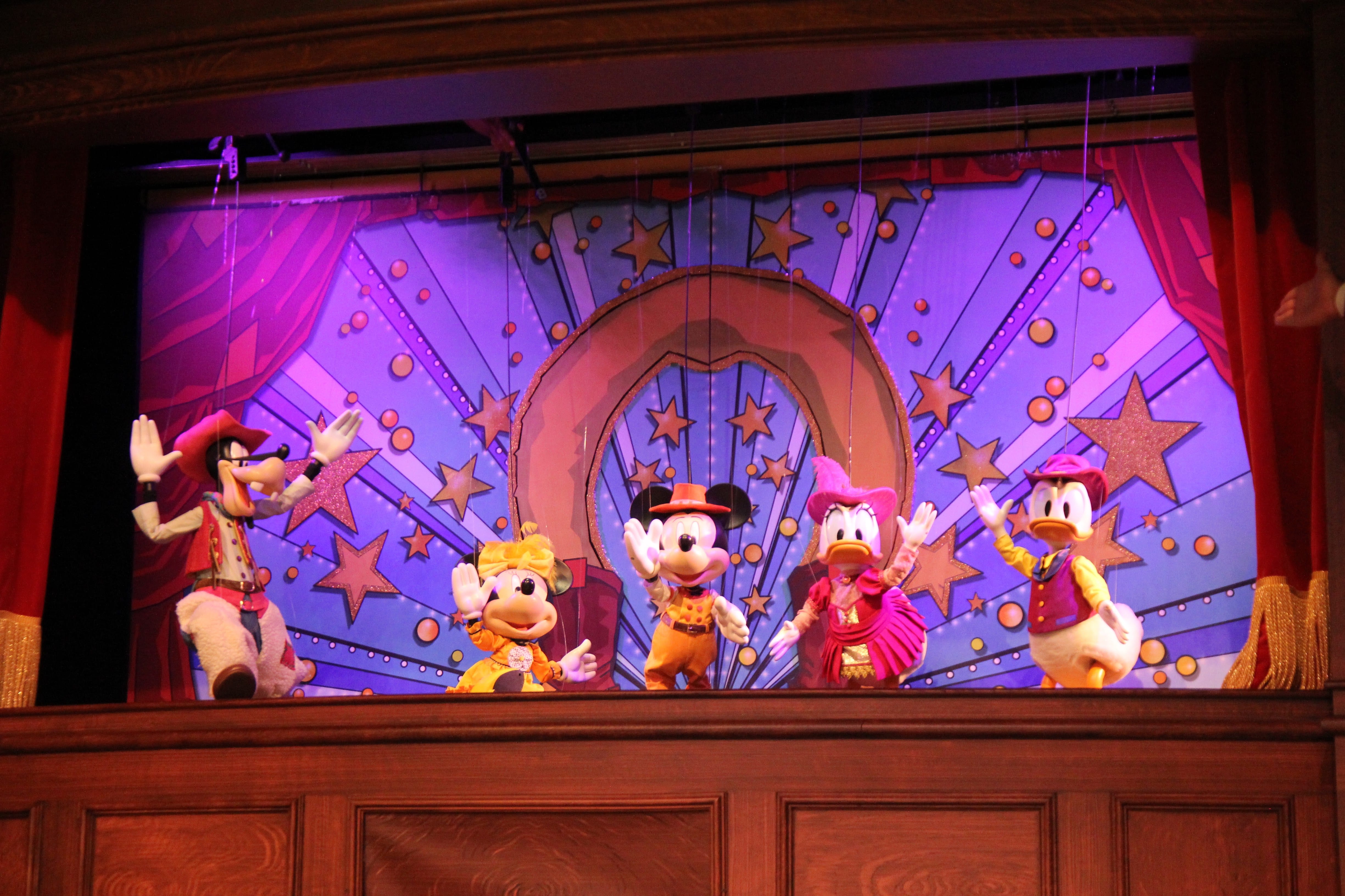 Disneyland Paris - The Luckey Nugget Saloon - Mickey and Minnie's Lucky Nugget Follies