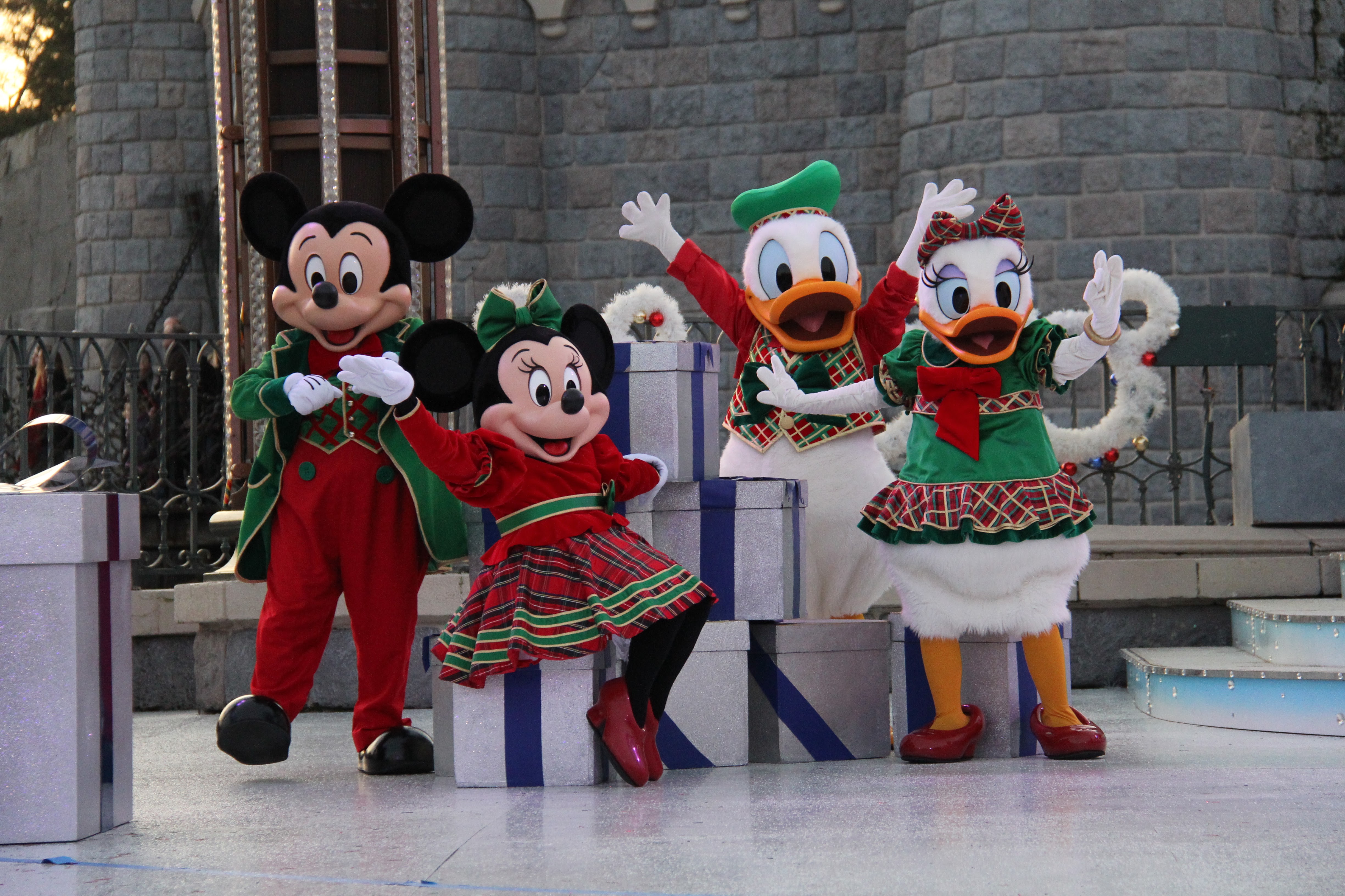 Disneyland Paris - Christmas 2017 - Donald, Daisy, Mickey and Minnie during Stitchmas
