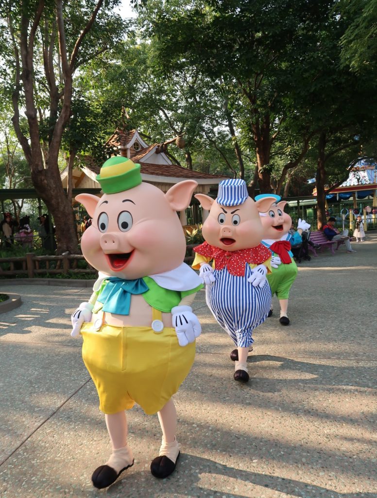 Hong Kong Disneyland - Chinese New Year 2019 - The Year of the Pig - Mickey Kitto - Three Little Pigs Walking